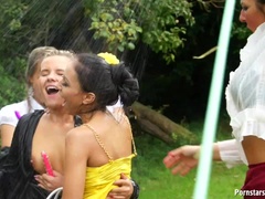 Aangekleed, Lesbisch, Buiten, Feest, Satijn, Kousen, Swinger, Nat