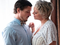 Grosser arsch, Grosse titten, Blondine, Blasen, Handjob, Milf, Entkleiden, Tätowierung