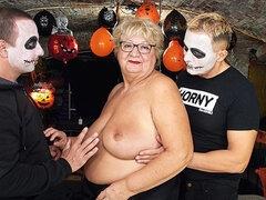 Enthousiasteling, Grote lul, Extreem, Hd, Rijpe lesbienne, Nylonstof, Realiteit, Trio