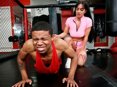 お尻, 黒人, フェラチオ, 手コキする, 異人種間, 淫乱熟女, スラップ, タトゥー
