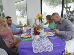 Tussi, Grosse titten, Blondine, Freund, Vollbusig, Hochschule, Flotter dreier, Titten