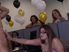 Morena, Bailar, Polla, Corridas faciales, Fetiche, Oficina, Chupando, Tetas