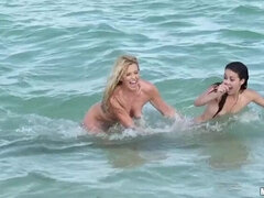 Пляж, На публике