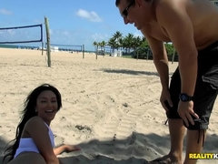 Bikini, Sucer une bite, Brunette brune, Faciale, Interracial, Chatte, Réalité, Rasée