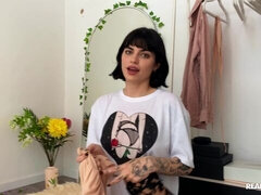 Morena, Penetracion con dedos, Lencería, Masturbación, Afeitado, Solo, Tatuaje, Adolescente