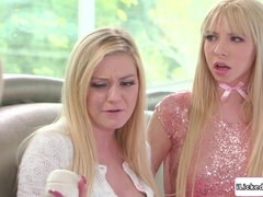 Familie, Lesbisch, Masturbation, Milf, Zierlich, Stiefmutter, Jungendliche (18+), Flotter dreier