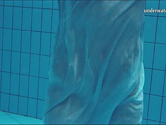 Tussi, Grosse titten, Nackt, Natürlichen titten, Pool, Jungendliche (18+), Titten, Unter wasser
