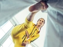 Blasen, Hundestellung, Fingern, Sporthalle, Masturbation, Rotschopf, Entkleiden, Titten