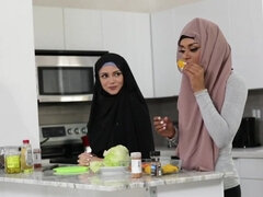 Arabisch, Grosser arsch, Grosse titten, Besamung, Aufs gesicht abspritzen, Handjob, Hd, Schwestern