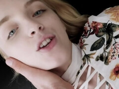 Blond, Pijpbeurt, Condoom, Vriendin, Klein, Gezichtspunt, Tatoeage, Tiener