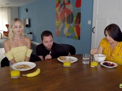 Enthousiasteling, Grote mammen, Rondborstig, Sperma, Natuurlijke tieten, Zwanger, Tieten likken