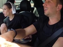 Grosse bite, Brunette brune, Voiture, Couple, Exhib, Seins naturels, Petite femme, Chevaucher