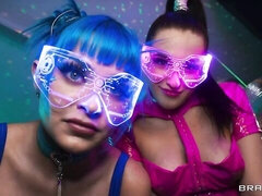 Gros cul, Grosse bite, Gros seins, Sucer une bite, Club, En levrette