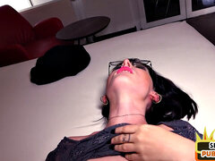 18 jaar, Schattig, Grote mammen, Hondjeshouding, Fetisj, Brillen, Buiten, Openbaar