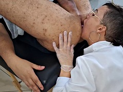 Bisexuelle, Sucer une bite, Gode, Médecin, Gyneco, Strapon, Surprise, Jouets