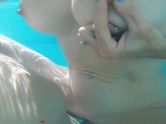 Gros seins, Brunette brune, En levrette, De plein air, Piscine, Sous marin