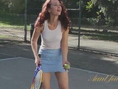 Tante, Brunette brune, Club, Masturbation, Mature, Mère que j'aimerais baiser, Solo, Nénés