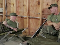 軍人, フェラチオ, 茶髪の, 巨乳な, 開帳, ハードコア, オッパイの, ユニフォーム