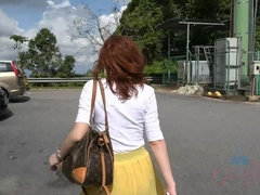 Sucer une bite, Brunette brune, Éjaculation interne, Petite amie, Piercing, Jupe, Fumer, Nénés