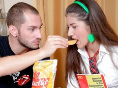 Gros cul, Grosse bite, Sucer une bite, Brunette brune, En levrette, Maigrichonne, Adolescente, Nénés