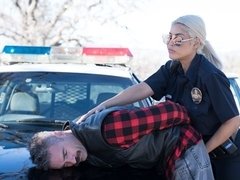 Gros cul, Blonde, Sucer une bite, Embrassement, Mère que j'aimerais baiser, Police, Rasée, Uniforme