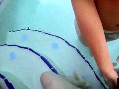 Sucer une bite, Brunette brune, Tir de sperme, De plein air, Piscine, Suçant, Plan cul à trois, Sous marin