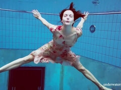 Tussi, Grosser arsch, Italienisch, Pool, Rotschopf, Eng, Titten, Unter wasser