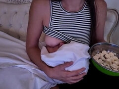 Amateur, Famille, Époux mari, Lactation, Mère que j'aimerais baiser, Mamelons, Fils, Suçant