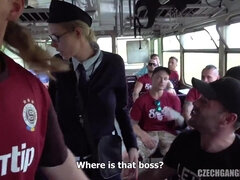 Amateur, Sucer une bite, Brunette brune, Tchèque, Groupe, Public, Adolescente, Train