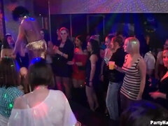 Amateur, Blonde, Brunette brune, Homme nu et filles habillées, Groupe, Talons, Fête, Tatouage