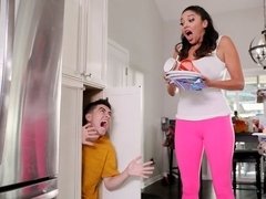 Grosser arsch, Blasen, Braunhaarige, Hundestellung, Handjob, Hardcore, Milf, Entkleiden