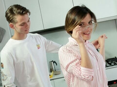 お尻, フェラチオ, 共学, 手コキする, キッチン, 剃毛, ガリガリ, ティーン