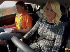 Mamada, Coche, Europeo, Enorme, Al aire libre, Falda, Medias largas, Tetas