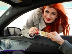 Grosser arsch, Grosser schwanz, Blasen, Auto, Hundestellung, Milf, Im freien, Rotschopf