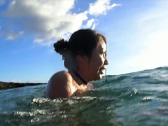Plage, Brunette brune, Doigter, Nue, De plein air, Maigrichonne, Nénés, Mouillée