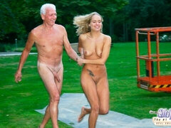 Blondine, Blasen, Süss, Lingerie, Im freien, Dürr, Entkleiden, Jungendliche (18+)