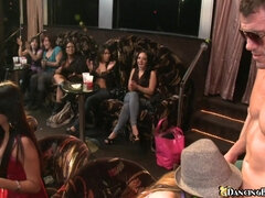 Amateur, Cul, Gros cul, Sucer une bite, Homme nu et filles habillées, Club, Ivre, Chatte