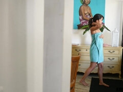 Grosse bite, Sucer une bite, Brunette brune, Éjaculer dans la bouche, Famille, Poilue, Masturbation, Mère que j'aimerais baiser