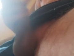 Masturbando mi polla bien caliente y llena de leche.