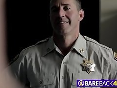 Older cop busts a nut inside a perp