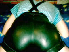 So ziehen die Burschen die kurzen glattlederhosen an