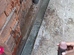 Gao Ka Ladka Nanga Hokar Sabke Samne Mut Diya