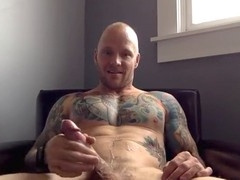 Muscular hunk pumps a massive pair of balls