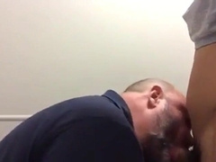 Urso e novinho no reservado do banheiro