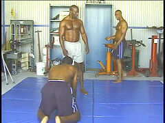 Morenos Luchando y Masturbandose