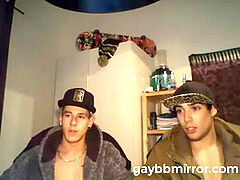 Jovenes heterosexuales en cámara, primer sexo oral homosexual (1:12:00)