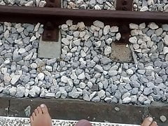 Pisciata nudo sui binari della stazione, piscio nudo scalzo