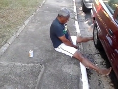 Pinguco mijando na calcada do bar