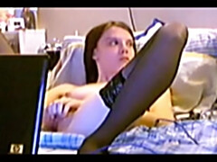 Aude se masturbe devant un film porno