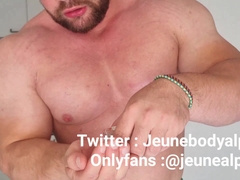 bodybuilder with well-lubed figure milks off and ripples